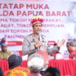 Keterangan foto: Kapolda Papua Barat Irjen Pol Alfred Papare menyerahkan bantuan beras dan meninjau layanan kesehatan gratis bagi warga Fanindi Pantai, Manokwari.