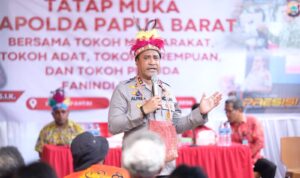 Keterangan foto: Kapolda Papua Barat Irjen Pol Alfred Papare menyerahkan bantuan beras dan meninjau layanan kesehatan gratis bagi warga Fanindi Pantai, Manokwari.