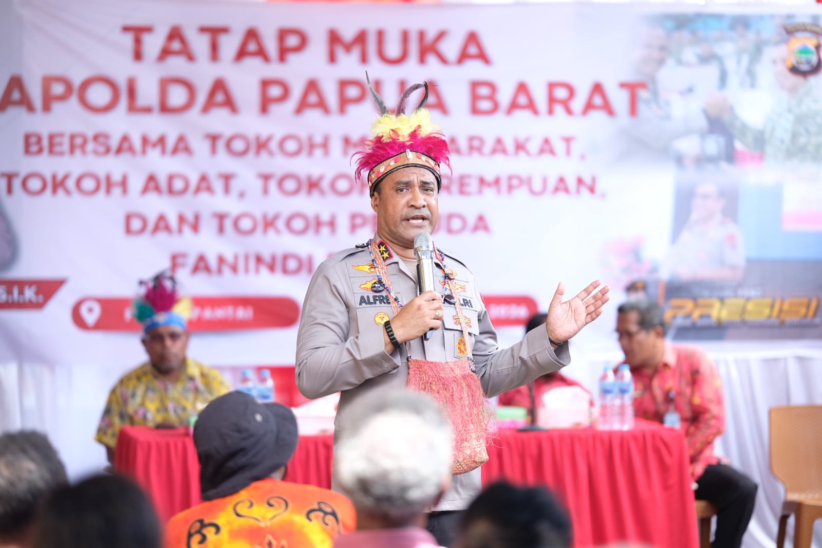 Keterangan foto: Kapolda Papua Barat Irjen Pol Alfred Papare menyerahkan bantuan beras dan meninjau layanan kesehatan gratis bagi warga Fanindi Pantai, Manokwari.