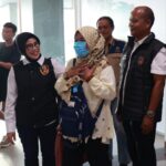 Keterangan Foto: PMI korban TPPO asal Malang saat dipulangkan dan didampingi Polda Jatim.