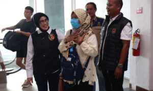 Keterangan Foto: PMI korban TPPO asal Malang saat dipulangkan dan didampingi Polda Jatim.