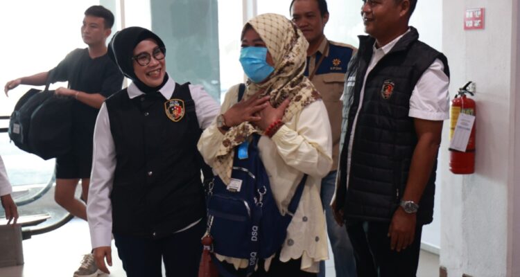 Keterangan Foto: PMI korban TPPO asal Malang saat dipulangkan dan didampingi Polda Jatim.