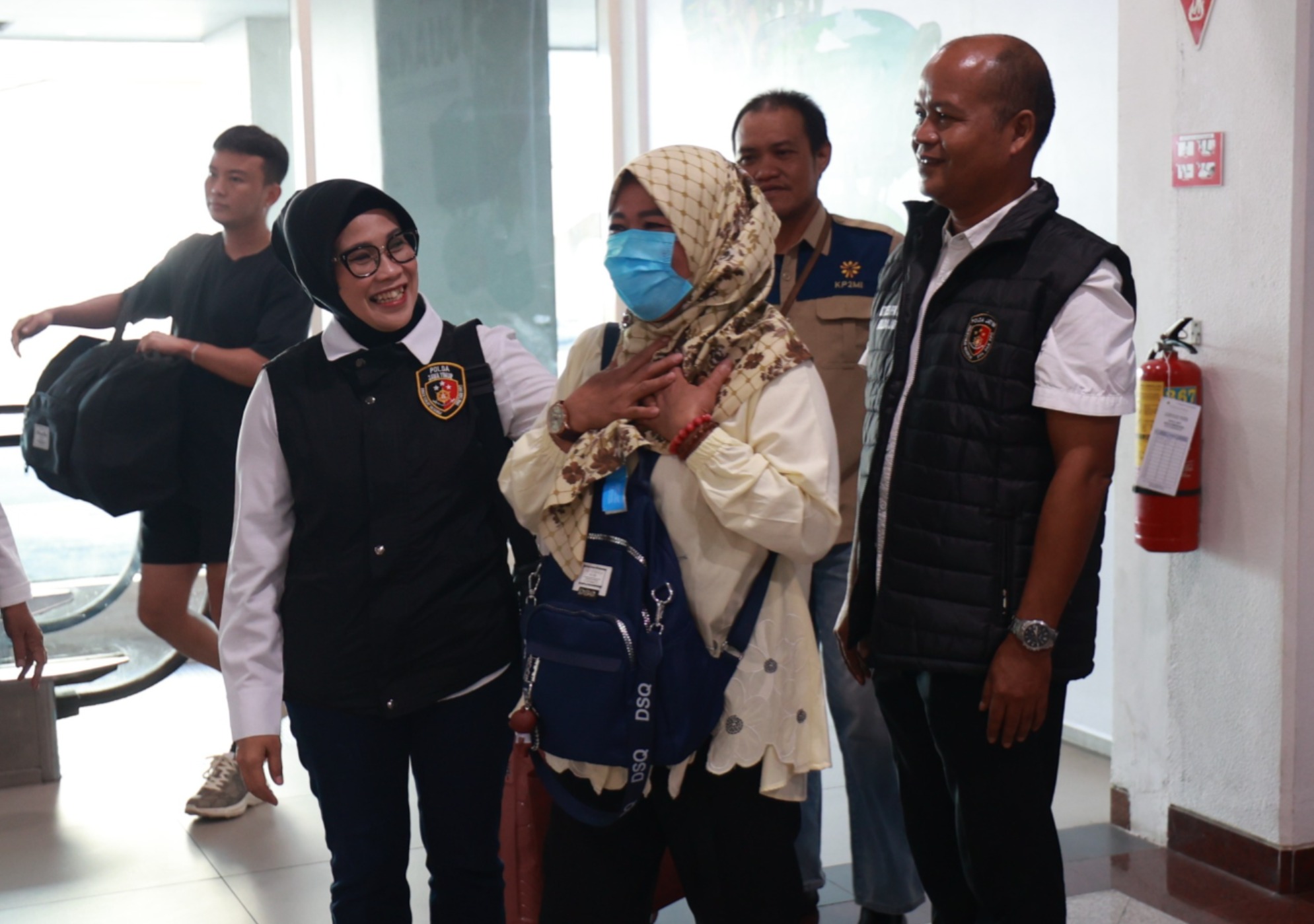 Keterangan Foto: PMI korban TPPO asal Malang saat dipulangkan dan didampingi Polda Jatim.