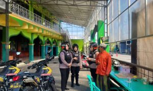 Keterangan Foto: Polwan Jenggala Presisi saat patroli di kawasan perumahan dan pertokoan Sidoarjo