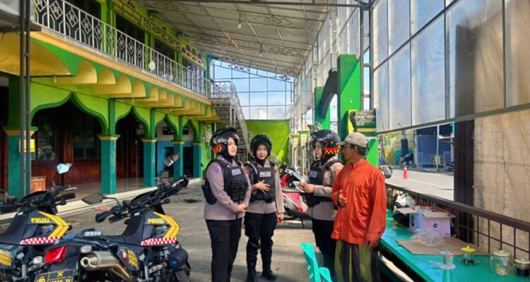 Keterangan Foto: Polwan Jenggala Presisi saat patroli di kawasan perumahan dan pertokoan Sidoarjo