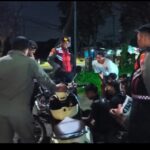 Keterangan Foto: Petugas Polres Pasuruan saat patroli malam di jalur rawan Prigen.