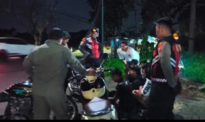 Keterangan Foto: Petugas Polres Pasuruan saat patroli malam di jalur rawan Prigen.