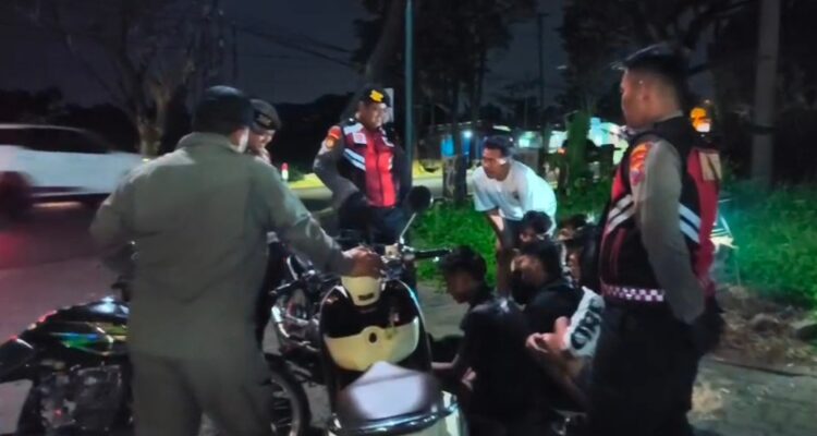 Keterangan Foto: Petugas Polres Pasuruan saat patroli malam di jalur rawan Prigen.
