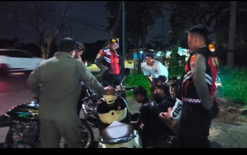 Keterangan Foto: Petugas Polres Pasuruan saat patroli malam di jalur rawan Prigen.