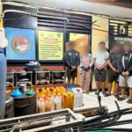 Keterangan Foto: Satresnarkoba Polresta Manokwari mengamankan lima pelaku dan barang bukti produksi miras ilegal cap tikus di Distrik Tanah Rubuh.
