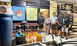 Keterangan Foto: Satresnarkoba Polresta Manokwari mengamankan lima pelaku dan barang bukti produksi miras ilegal cap tikus di Distrik Tanah Rubuh.