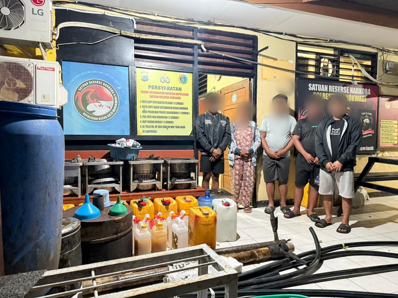 Keterangan Foto: Satresnarkoba Polresta Manokwari mengamankan lima pelaku dan barang bukti produksi miras ilegal cap tikus di Distrik Tanah Rubuh.