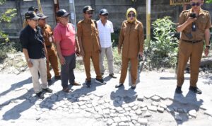 Wabup Sidoarjo meninjau jalan rusak di Desa Bohar.