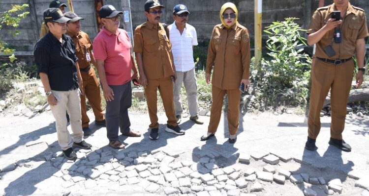 Wabup Sidoarjo meninjau jalan rusak di Desa Bohar.