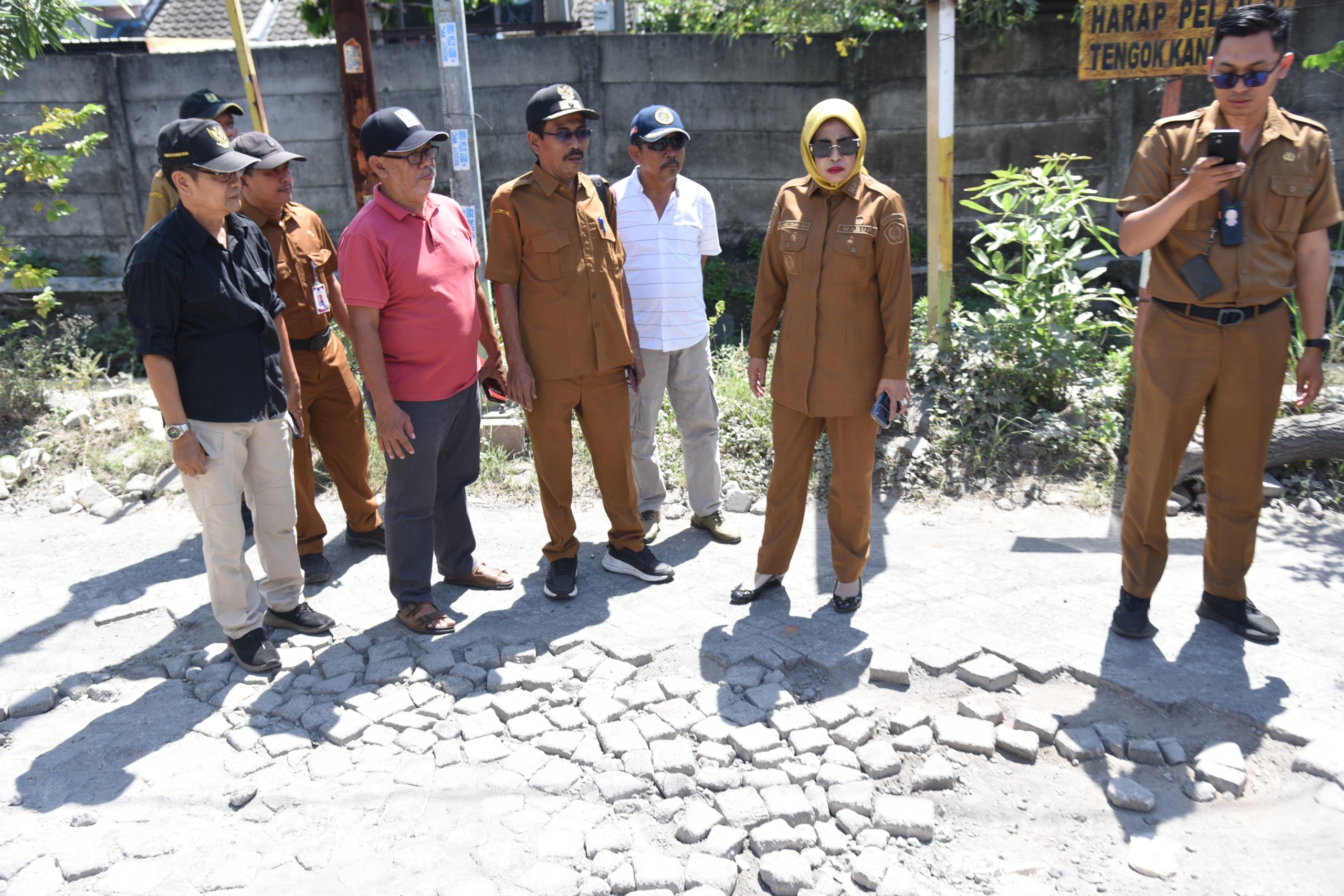 Wabup Sidoarjo meninjau jalan rusak di Desa Bohar.