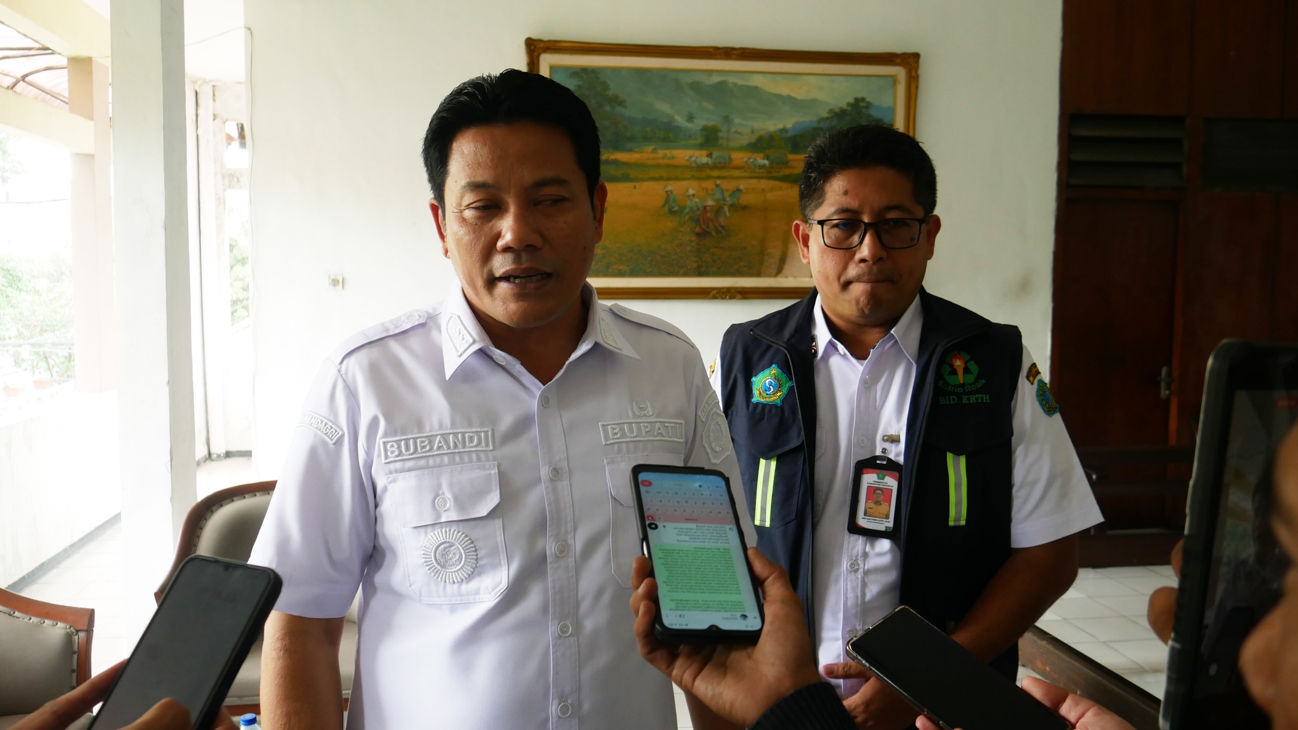 Bupati Subandi meninjau dan mendorong penguatan pengelolaan sampah hingga tingkat desa di Sidoarjo.