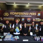 Polisi Tulungagung menyita puluhan tabung gas portable dari kasus pengoplosan LPG 3 kg.