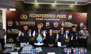 Polisi Tulungagung menyita puluhan tabung gas portable dari kasus pengoplosan LPG 3 kg.