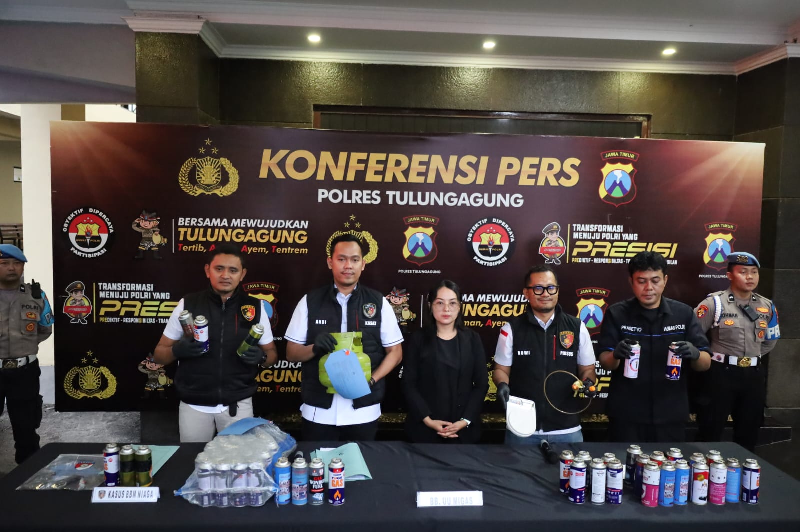 Polisi Tulungagung menyita puluhan tabung gas portable dari kasus pengoplosan LPG 3 kg.