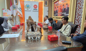 Keterangan foto:Pengurus Kesatuan Aksi Mahasiswa Muslim Indonesia (KAMMI) Jatim berdiskusi dengan Fraksi PKS DPRD Jawa Timur terkait kaderisasi dan kepemimpinan politik di Surabaya.