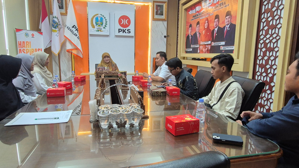 Keterangan foto:Pengurus Kesatuan Aksi Mahasiswa Muslim Indonesia (KAMMI) Jatim berdiskusi dengan Fraksi PKS DPRD Jawa Timur terkait kaderisasi dan kepemimpinan politik di Surabaya.