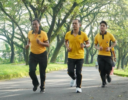 Keterangan foto:Personel Polres Pasuruan olahraga bersama di Taman Dayu.