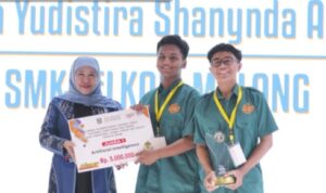 IMG_20260413_230053 Khofifah Indar Parawansa menutup LKS Dikmen Jatim 2026 di Surabaya.