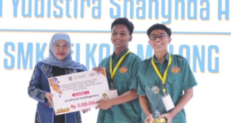 Khofifah Indar Parawansa menutup LKS Dikmen Jatim 2026 di Surabaya.