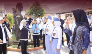 Keterangan Foto: Siswa di Jawa Timur mengikuti aturan pembatasan gadget untuk meningkatkan fokus belajar di sekolah.