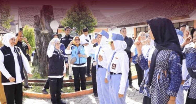 Keterangan Foto: Siswa di Jawa Timur mengikuti aturan pembatasan gadget untuk meningkatkan fokus belajar di sekolah.