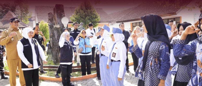 Keterangan Foto: Siswa di Jawa Timur mengikuti aturan pembatasan gadget untuk meningkatkan fokus belajar di sekolah.