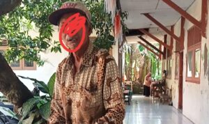 Keterangan foto: Kondisi SDN 112 Metatu Gresik yang disorot karena minim pagar, membuat akses lingkungan sekolah terbuka dan rawan dimasuki orang luar.