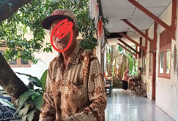 Keterangan foto: Kondisi SDN 112 Metatu Gresik yang disorot karena minim pagar, membuat akses lingkungan sekolah terbuka dan rawan dimasuki orang luar.