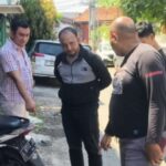Polisi dari Polsek Bubutan saat melakukan pengecekan lokasi dugaan pencurian kabel Telkom Indonesia di Surabaya.