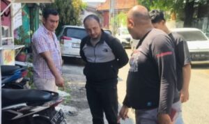 Polisi dari Polsek Bubutan saat melakukan pengecekan lokasi dugaan pencurian kabel Telkom Indonesia di Surabaya.
