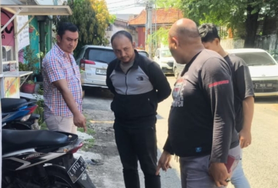 Polisi dari Polsek Bubutan saat melakukan pengecekan lokasi dugaan pencurian kabel Telkom Indonesia di Surabaya.