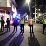 Keterangan Foto: Petugas Polsek Semampir dan Satpol PP saat patroli dini hari di wilayah rawan Surabaya.