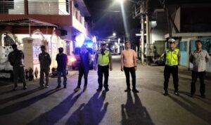 Keterangan Foto: Petugas Polsek Semampir dan Satpol PP saat patroli dini hari di wilayah rawan Surabaya.