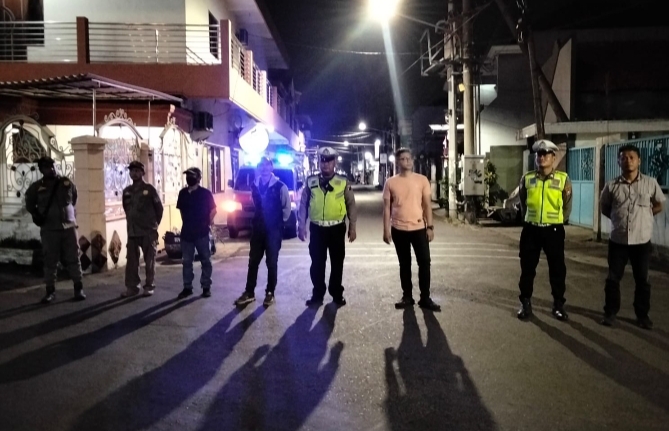 Keterangan Foto: Petugas Polsek Semampir dan Satpol PP saat patroli dini hari di wilayah rawan Surabaya.