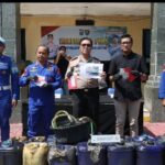 Petugas Polda Jawa Timur menyita jerigen berisi solar subsidi ilegal yang hendak dikirim ke Kalimantan di Pelabuhan Tanjung Perak.”