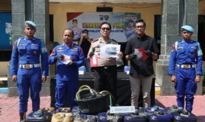 Petugas Polda Jawa Timur menyita jerigen berisi solar subsidi ilegal yang hendak dikirim ke Kalimantan di Pelabuhan Tanjung Perak.”