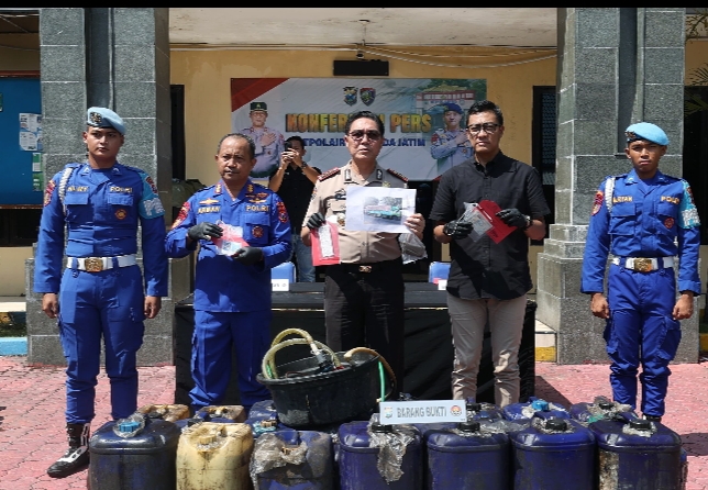 Petugas Polda Jawa Timur menyita jerigen berisi solar subsidi ilegal yang hendak dikirim ke Kalimantan di Pelabuhan Tanjung Perak.”