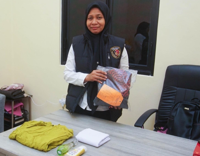 Keterangan foto: Polres Malang mengamankan tersangka dugaan pelecehan berkedok pengobatan alternatif di Gedangan.