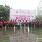 Keterangan foto: YKB Tanjung Perak tanam mangrove di pesisir Greges, Surabaya Utara.