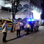 Petugas Polsek Semampir melaksanakan patroli malam di sejumlah titik rawan untuk menjaga situasi kamtibmas tetap aman dan kondusif di Surabaya Utara.