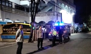 Petugas Polsek Semampir melaksanakan patroli malam di sejumlah titik rawan untuk menjaga situasi kamtibmas tetap aman dan kondusif di Surabaya Utara.