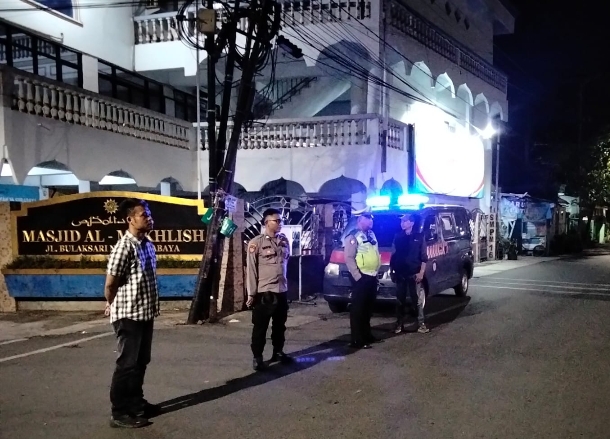 Petugas Polsek Semampir melaksanakan patroli malam di sejumlah titik rawan untuk menjaga situasi kamtibmas tetap aman dan kondusif di Surabaya Utara.
