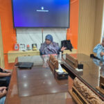 Warga Pandugo menyampaikan aduan terkait rencana pembukaan akses jalan lingkungan kepada DPRD Jatim di Surabaya.