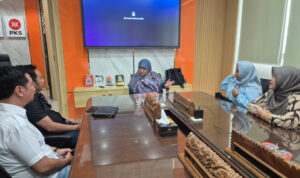 Warga Pandugo menyampaikan aduan terkait rencana pembukaan akses jalan lingkungan kepada DPRD Jatim di Surabaya.