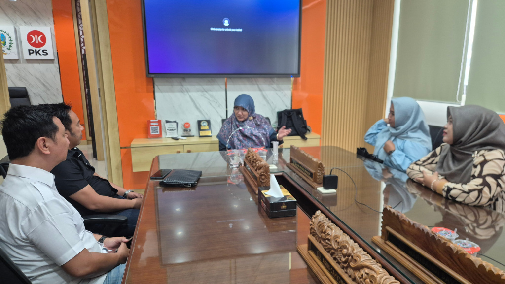 Warga Pandugo menyampaikan aduan terkait rencana pembukaan akses jalan lingkungan kepada DPRD Jatim di Surabaya.